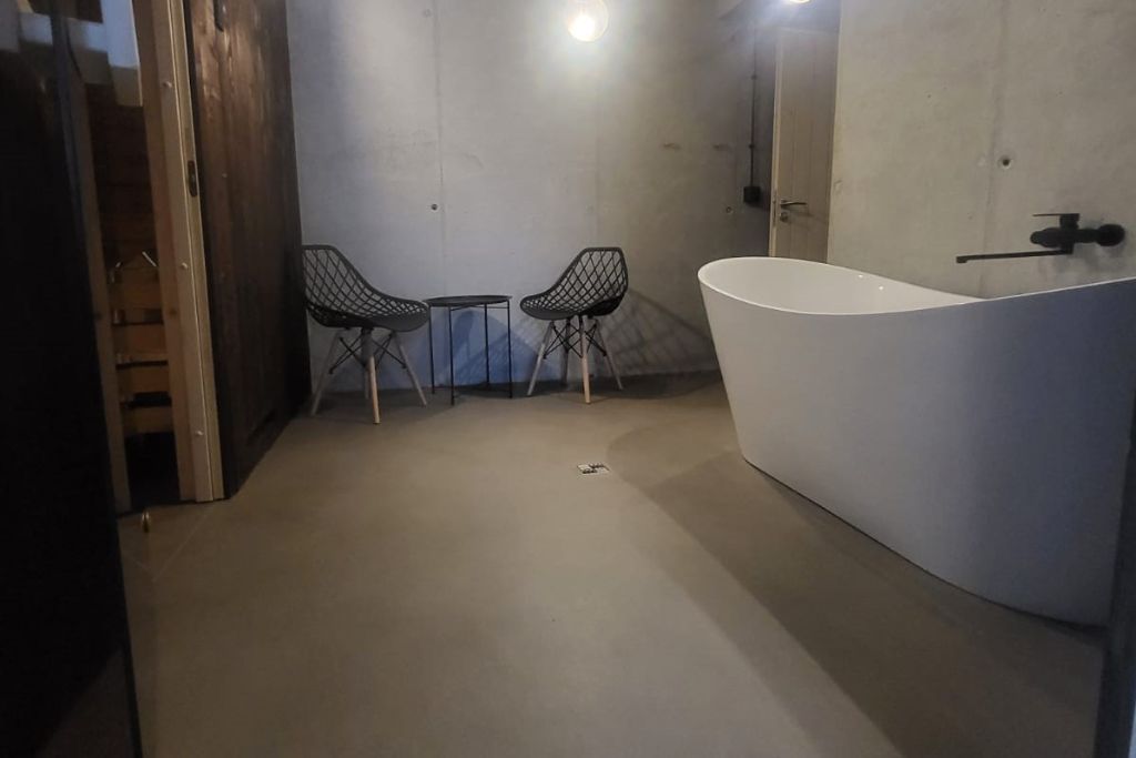 Mikrocement pod prysznicem - nowoczesna łazienka z wykorzystaniem trwałego mikrocementu, idealna opcja dla eleganckiego wnętrza.