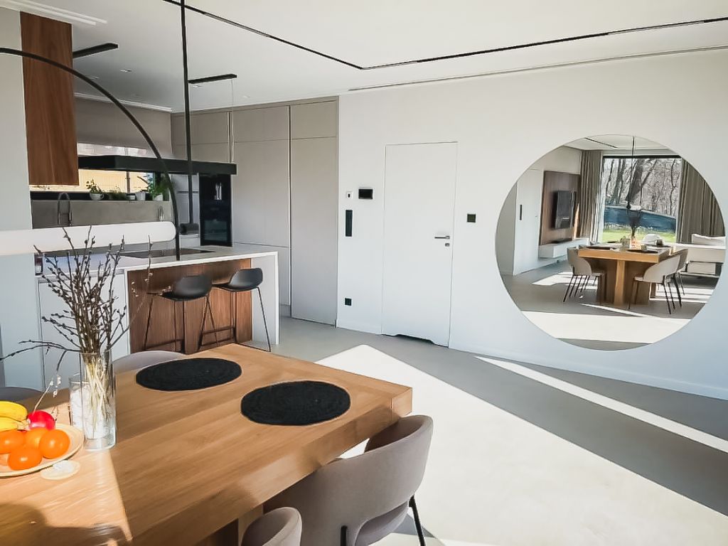 Mikrocement w mieszkaniu - nowoczesne wnętrze z salonem i kuchnią.
