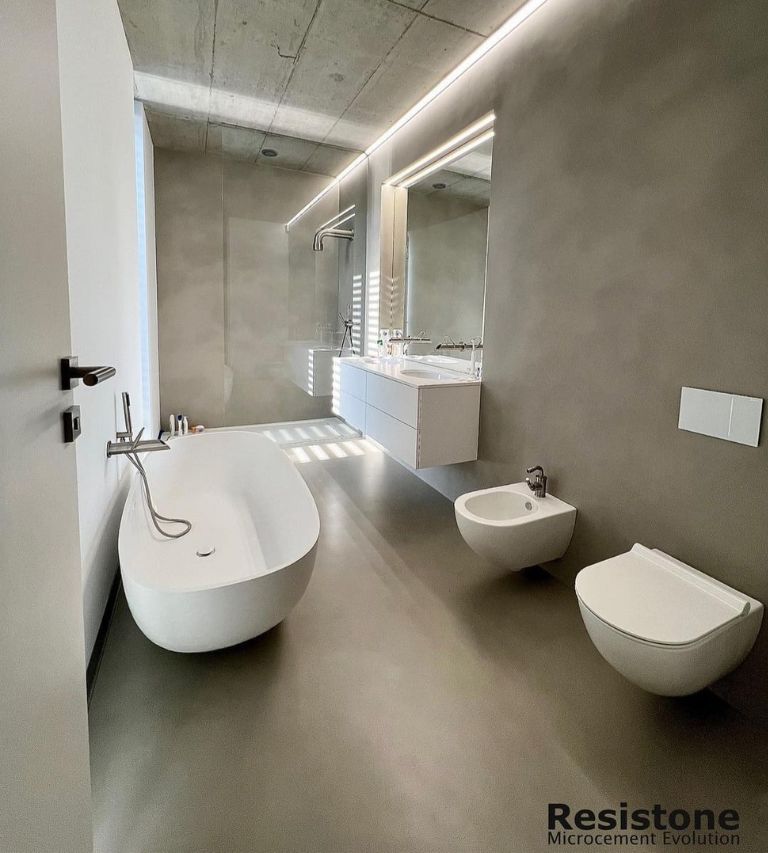 Mikrocement w łazience - nowoczesny design z Resistone. Trwały mikrocement na ścianach i podłodze.